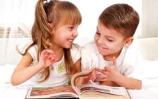 Мальчик с девочкой читают книгу
